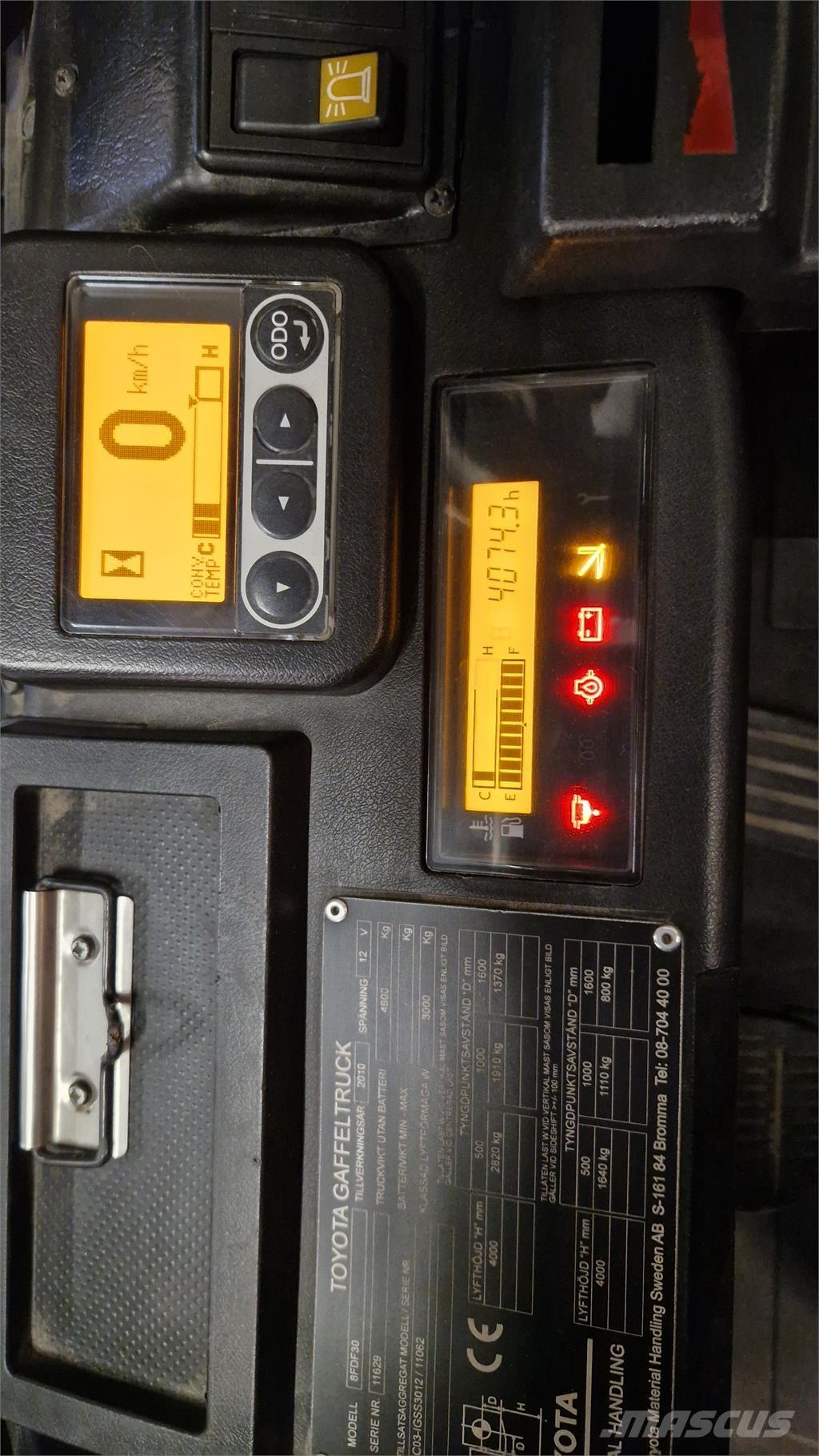 Toyota 8FDF30 Diesel Stapler