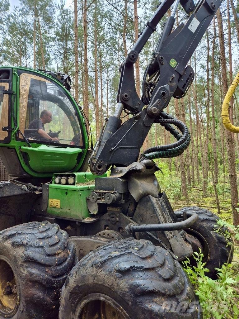 John Deere 1170 E Harvester