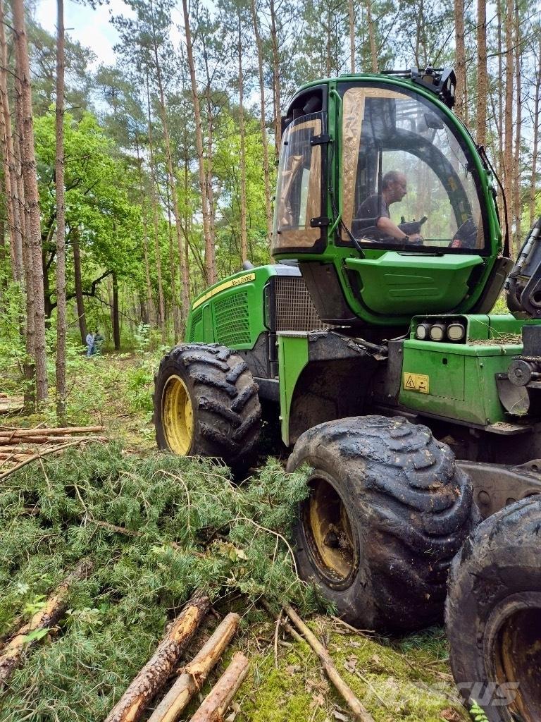 John Deere 1170 E Harvester