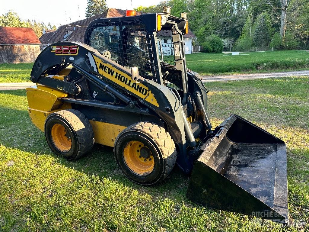 New Holland L 225 Kompaktlader