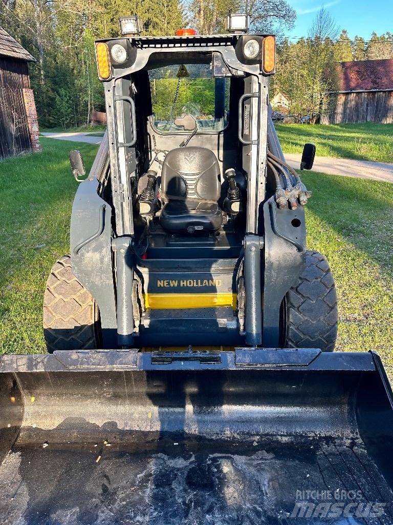New Holland L 225 Kompaktlader