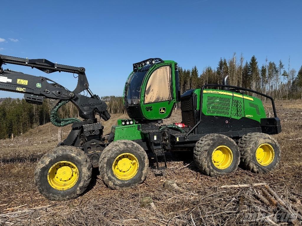 John Deere 1270 G Harvester