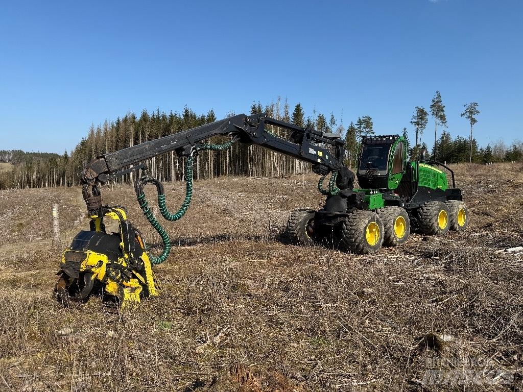 John Deere 1270 G Harvester