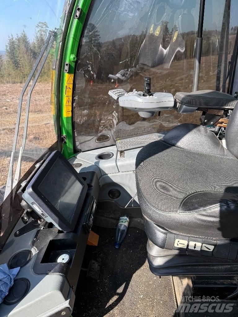 John Deere 1270 G Harvester