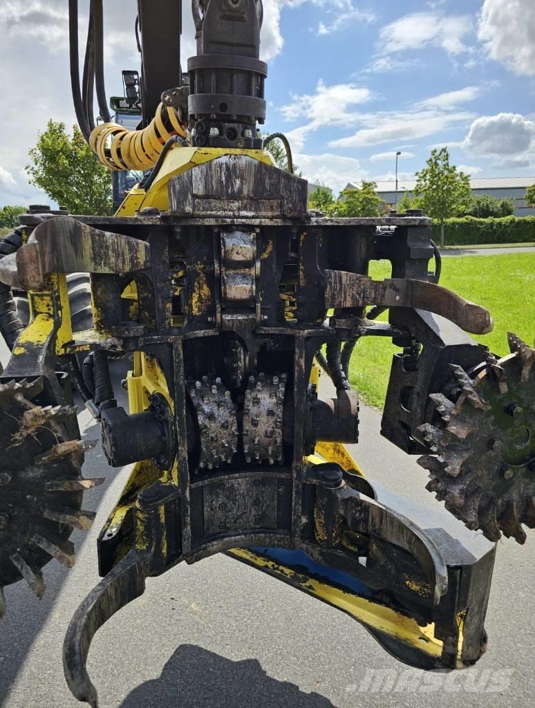 John Deere 1270 D Harvester