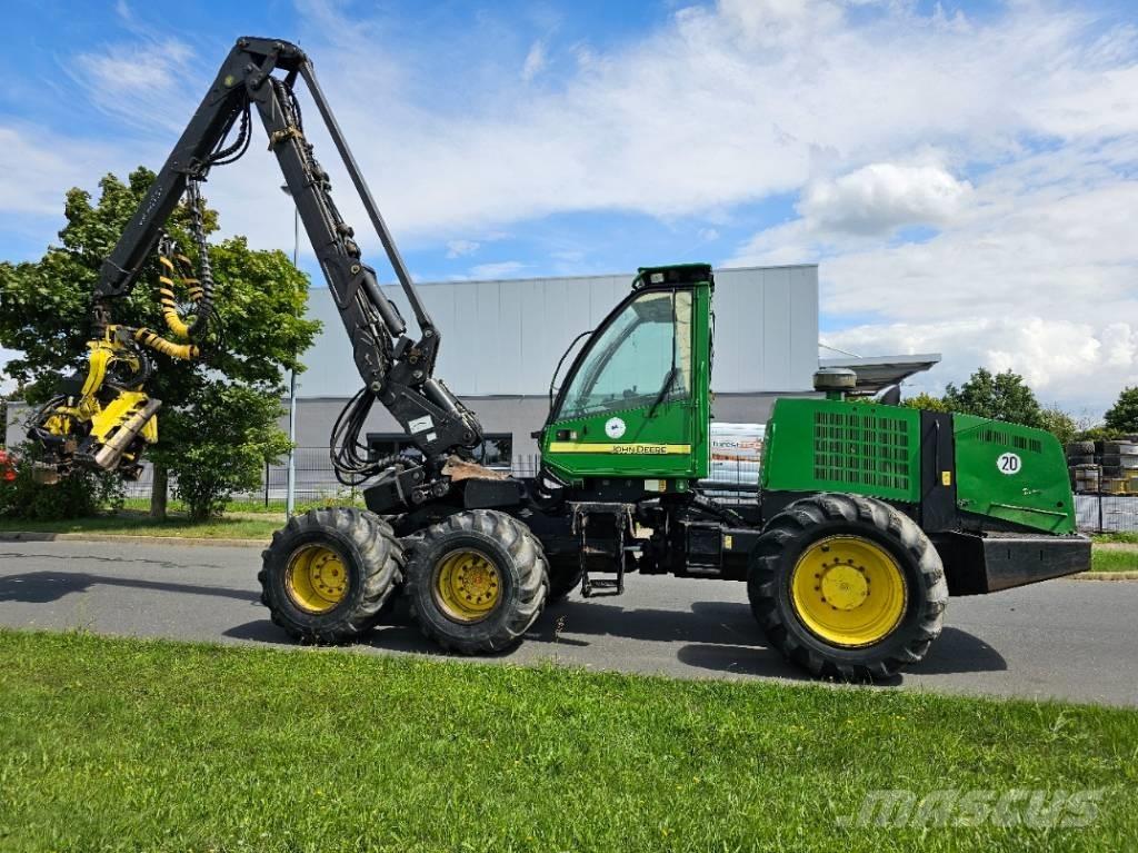 John Deere 1270 D Harvester
