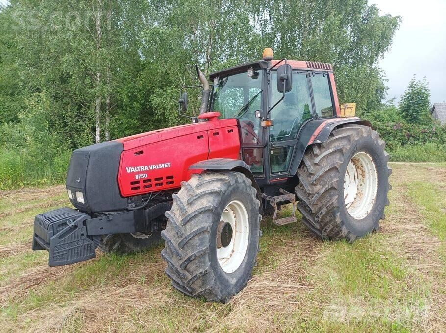 Valtra Valmet 8750 Traktoren