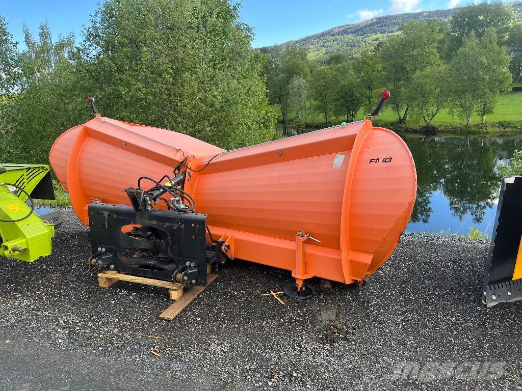 FMG PA330 Schneeschilde und -pflüge