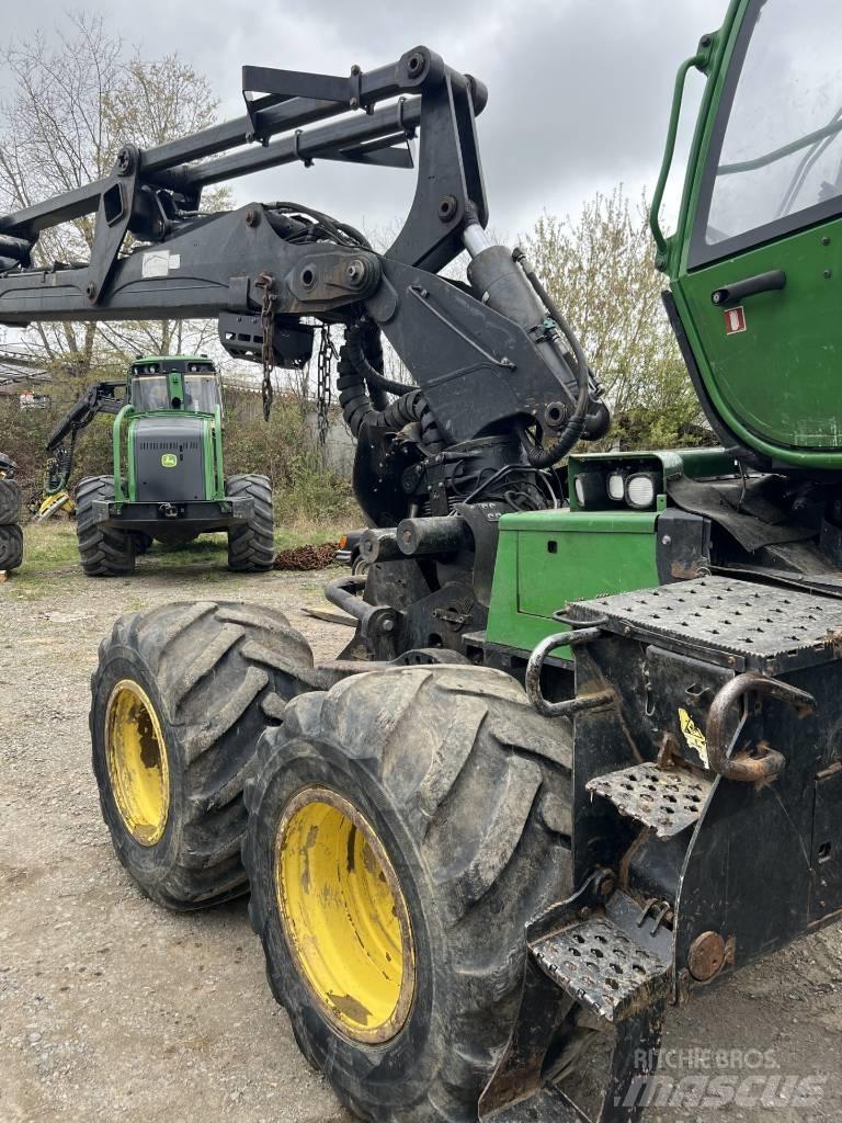 John Deere 1170 E Harvester