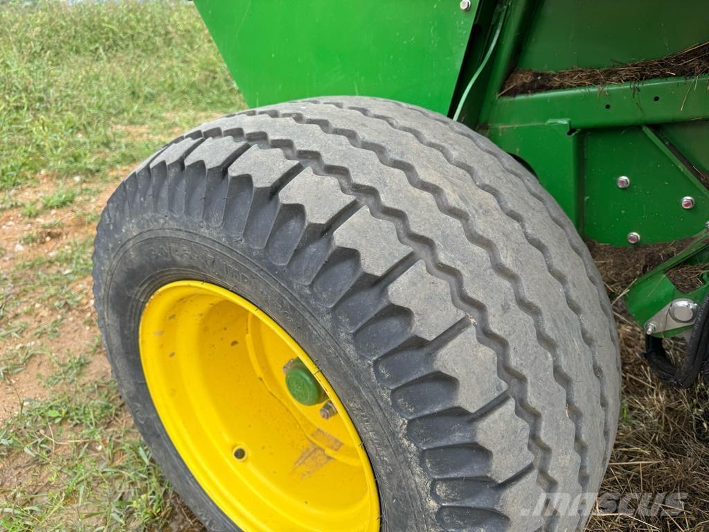 John Deere F441M Rundballenpressen