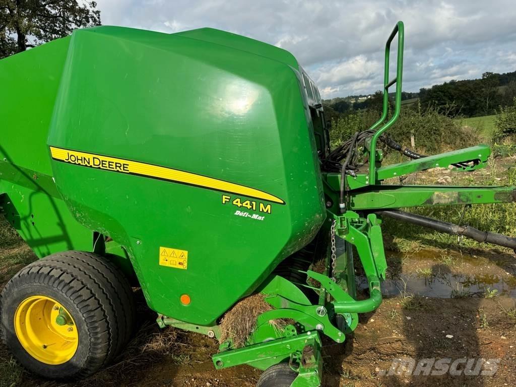 John Deere F441M Rundballenpressen