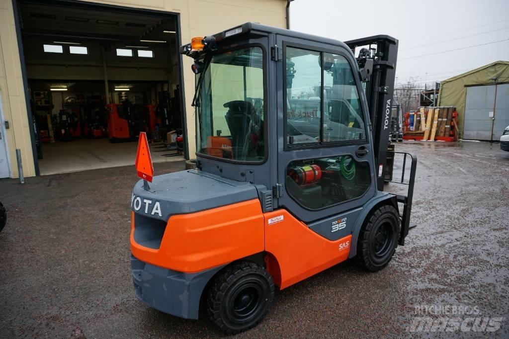 Toyota 52-8FDJF35 Diesel Stapler