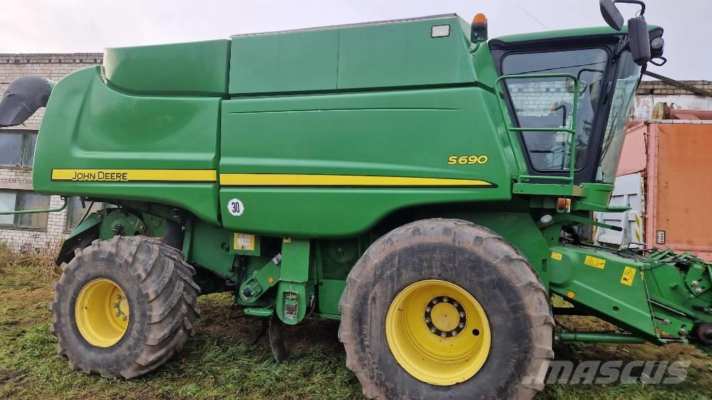 John Deere S 690 Mähdrescher