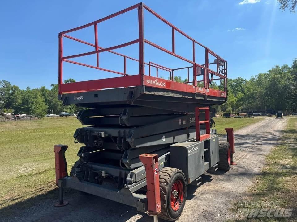SkyJack SJ 9250 RT Scheren-Arbeitsbühnen