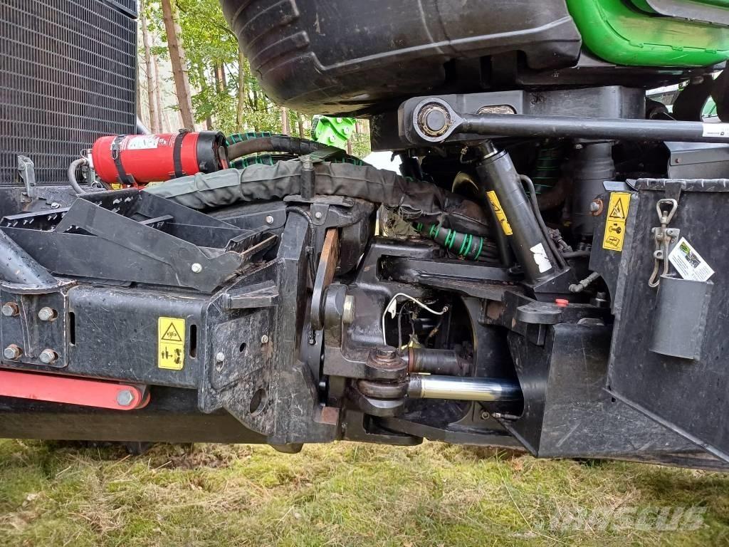 Johan Deere 1270G Harvester