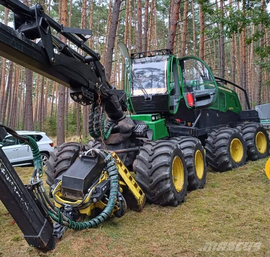 Johan Deere 1270G Harvester