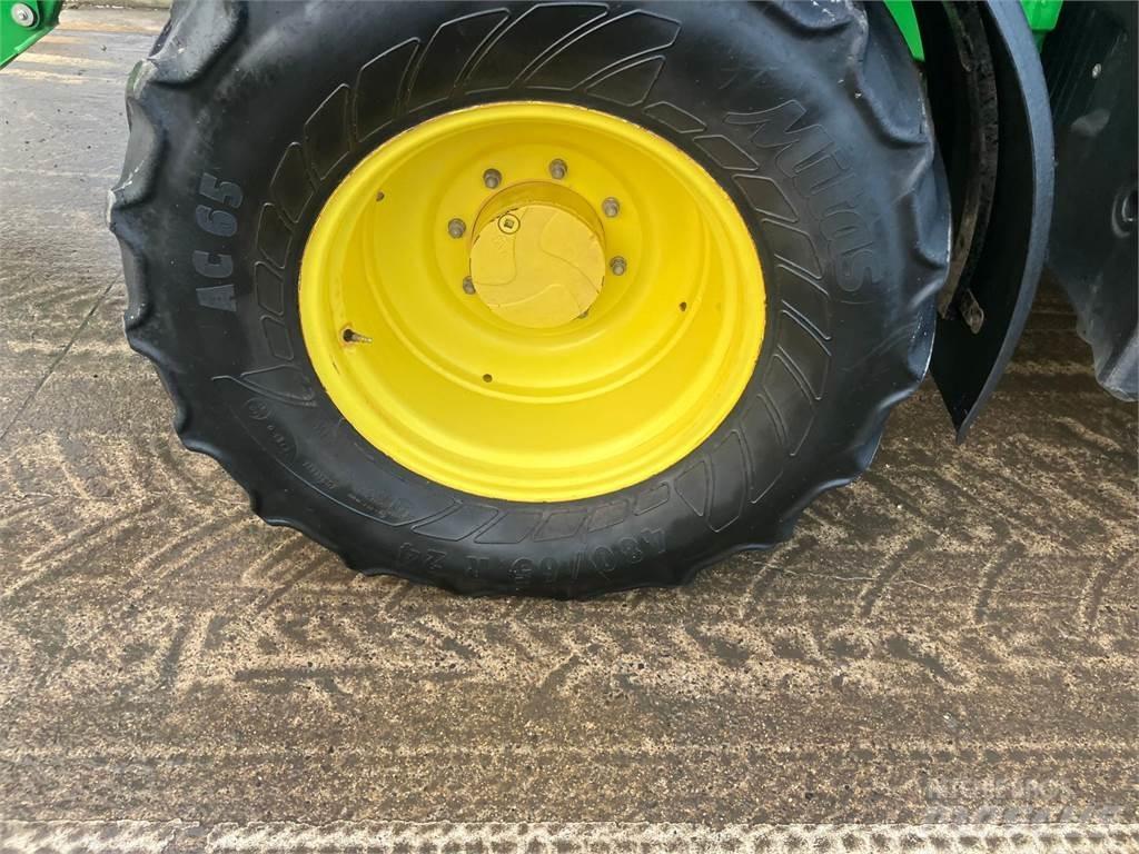 John Deere 6120M Traktoren