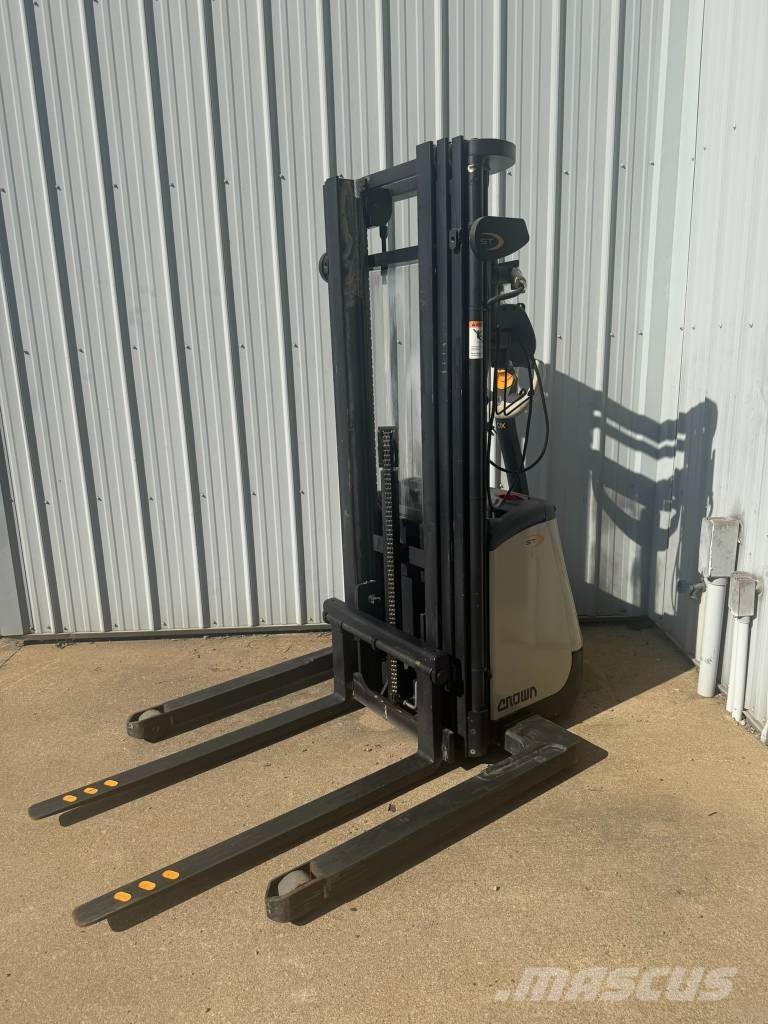 Crown ST3000-25 Elektro Stapler