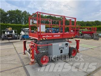 SkyJack SJ 6832 RT Scheren-Arbeitsbühnen