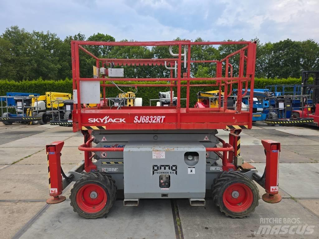 SkyJack SJ 6832 RT Scheren-Arbeitsbühnen