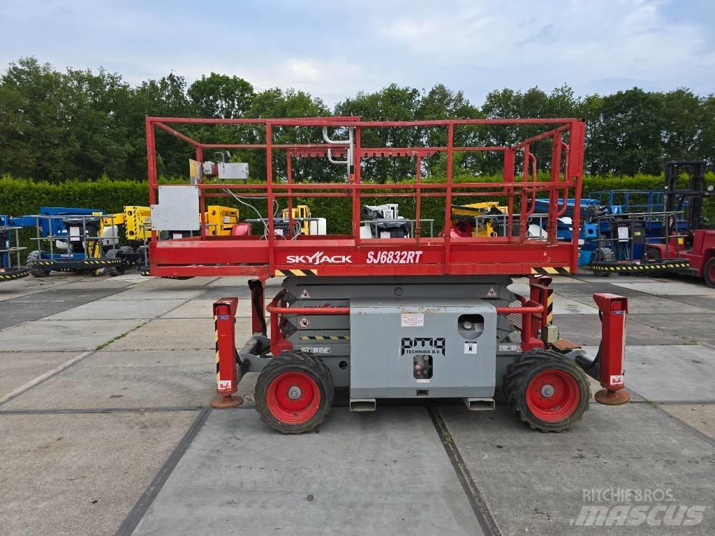 SkyJack SJ 6832 RT Scheren-Arbeitsbühnen