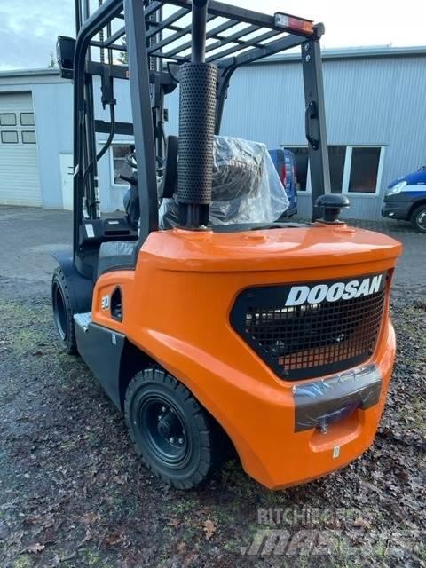 Doosan D30NXS Diesel Stapler