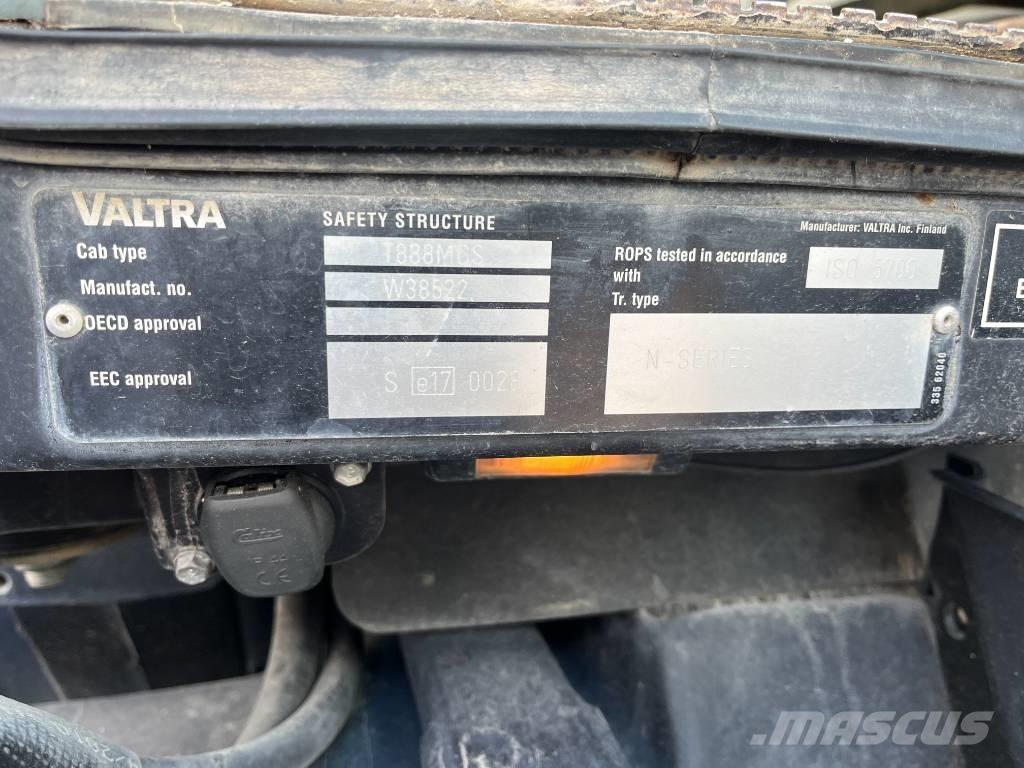 Valtra N 141 Traktoren