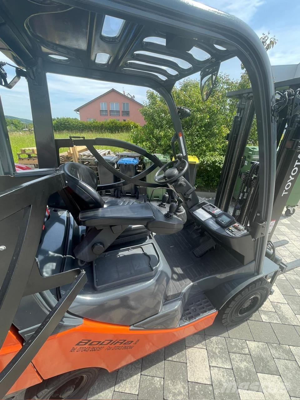 Toyota 02-8FGF18 Gas Stapler