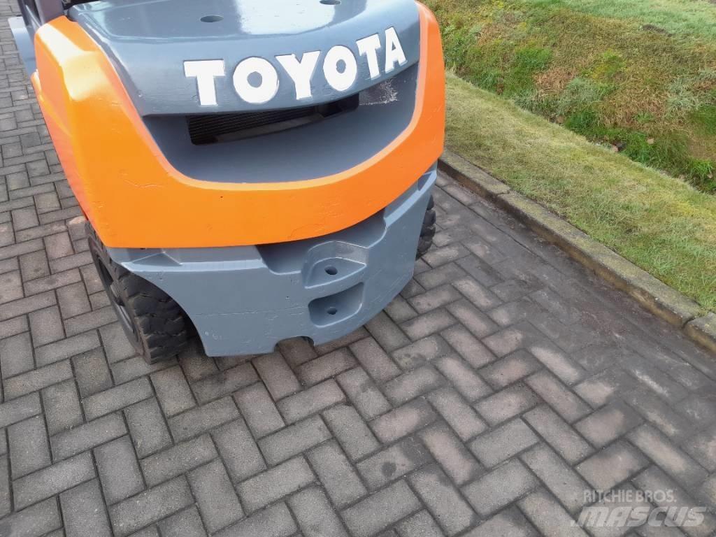 Toyota Tonero 25 Diesel Stapler