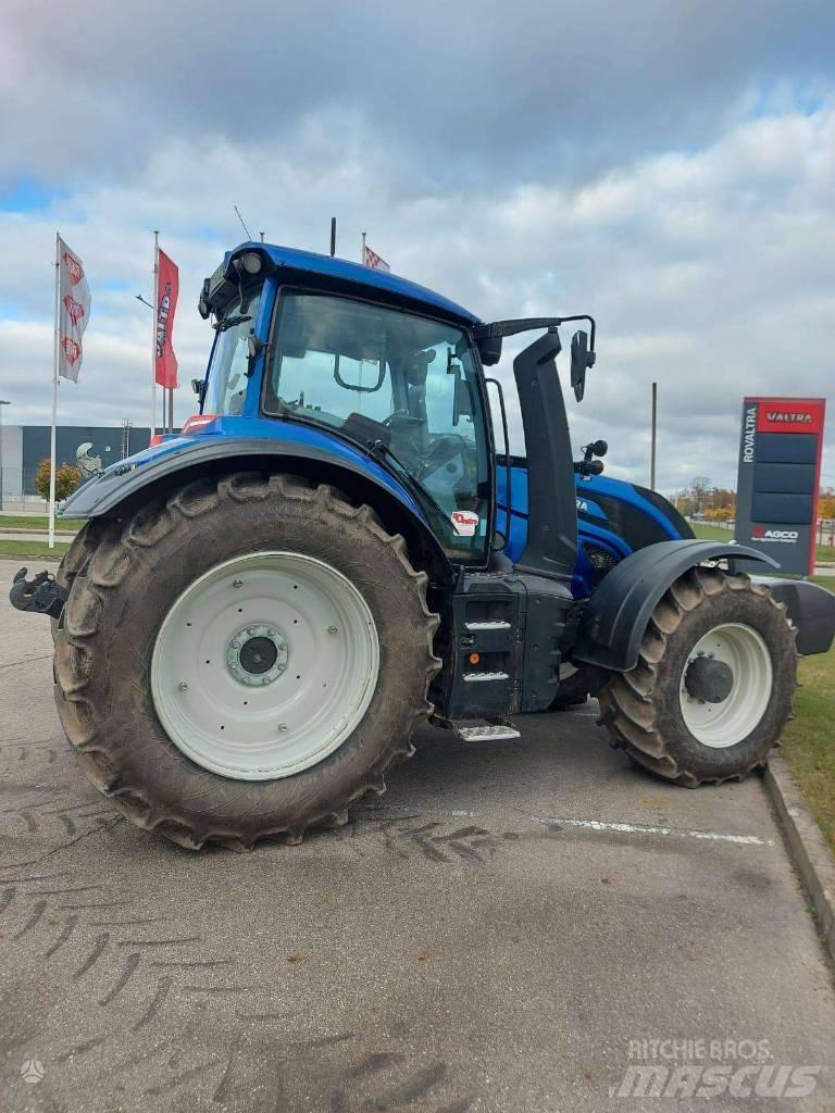 Valtra T235V Traktoren