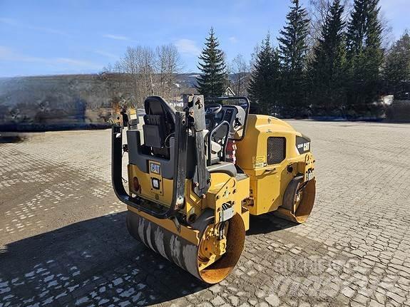 CAT CB24B Strassenfertiger