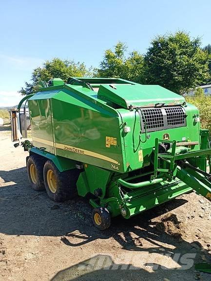 John Deere 744 Rundballenpressen