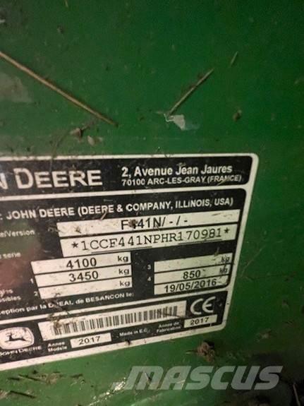 John Deere F441 Rundballenpressen