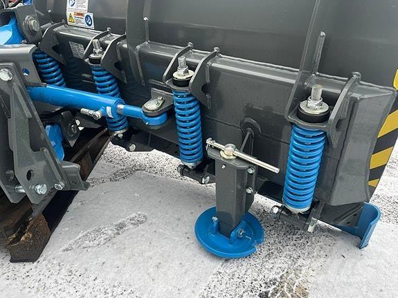 Snowek N360 Schneeschilde und -pflüge