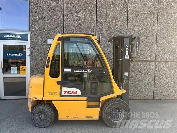 TCM FD25 Diesel Stapler