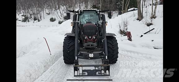 Valtra N134D Traktoren