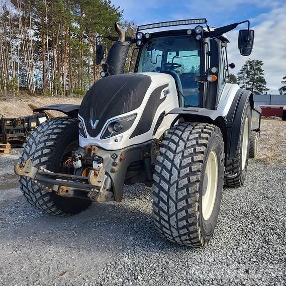 Valtra T174D Traktoren