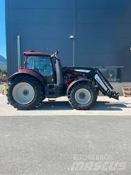 Valtra T214 Traktoren