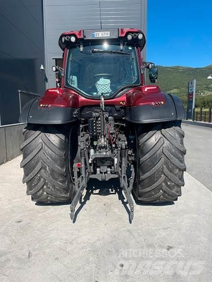 Valtra T214 Traktoren