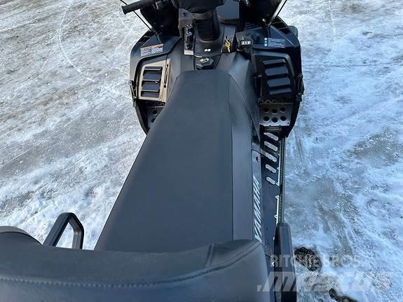 Yamaha Viking 5 Schneemobile