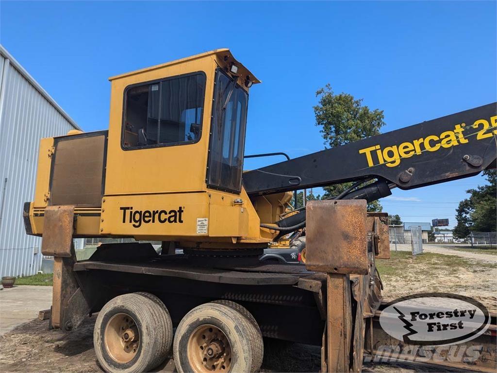 Tigercat 250D Gelenkausleger Lader