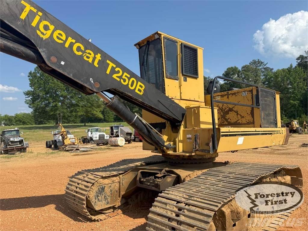 Tigercat T250B Gelenkausleger Lader