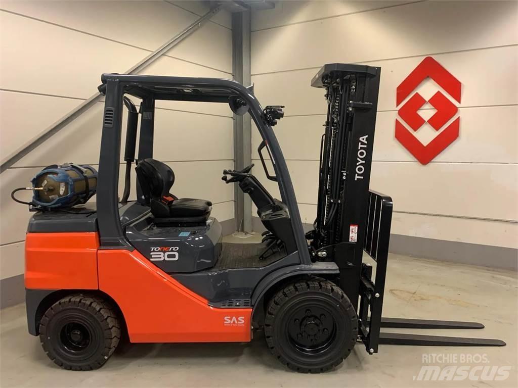 Toyota 02-8FGF30 Gas Stapler