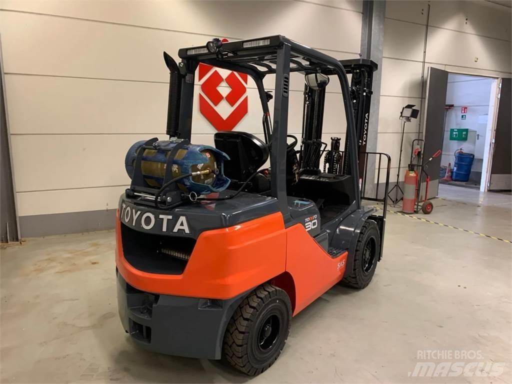 Toyota 02-8FGF30 Gas Stapler