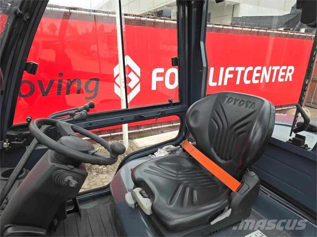 Toyota 8FD70F Diesel Stapler