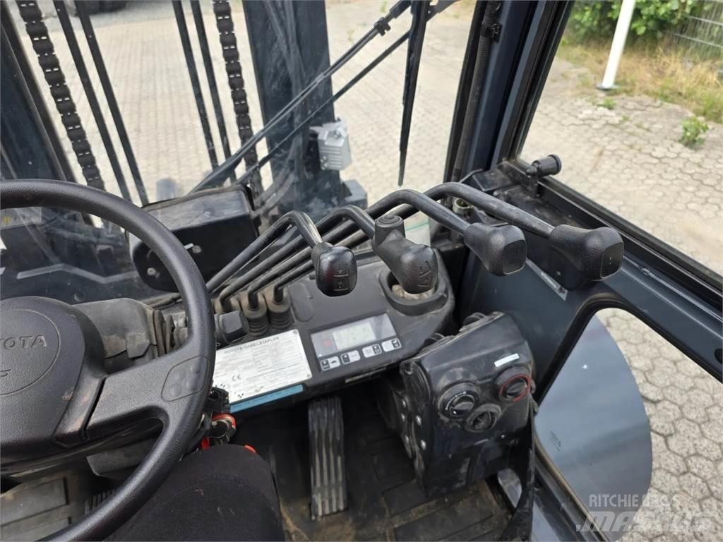 Toyota 8FD70F Diesel Stapler