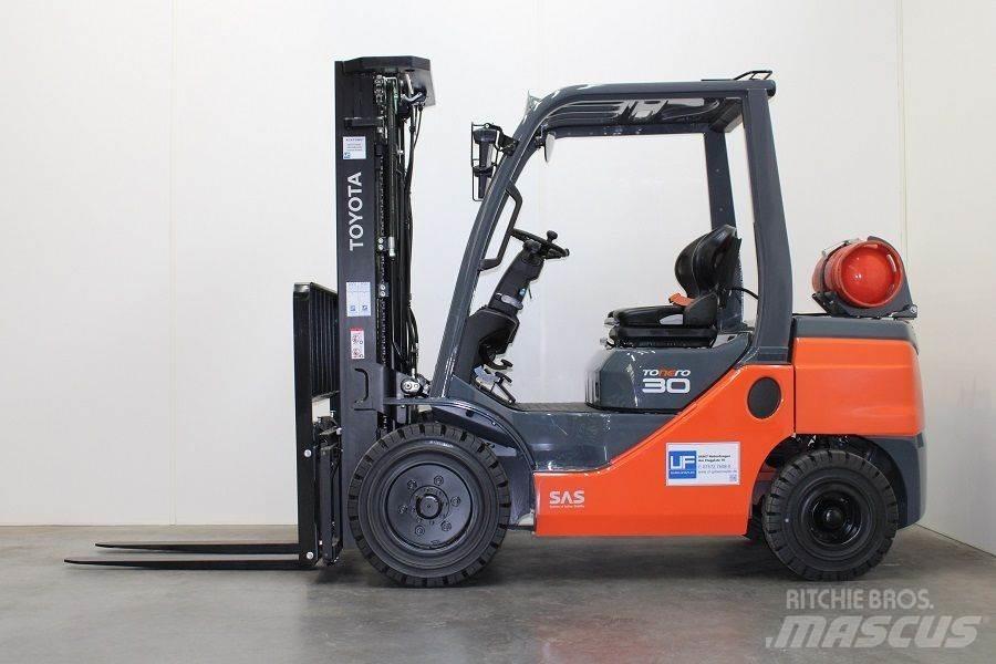 Toyota 02-8FGF30 Gas Stapler