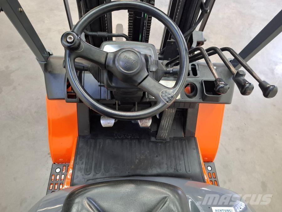 Toyota 62-7FDF25 Diesel Stapler
