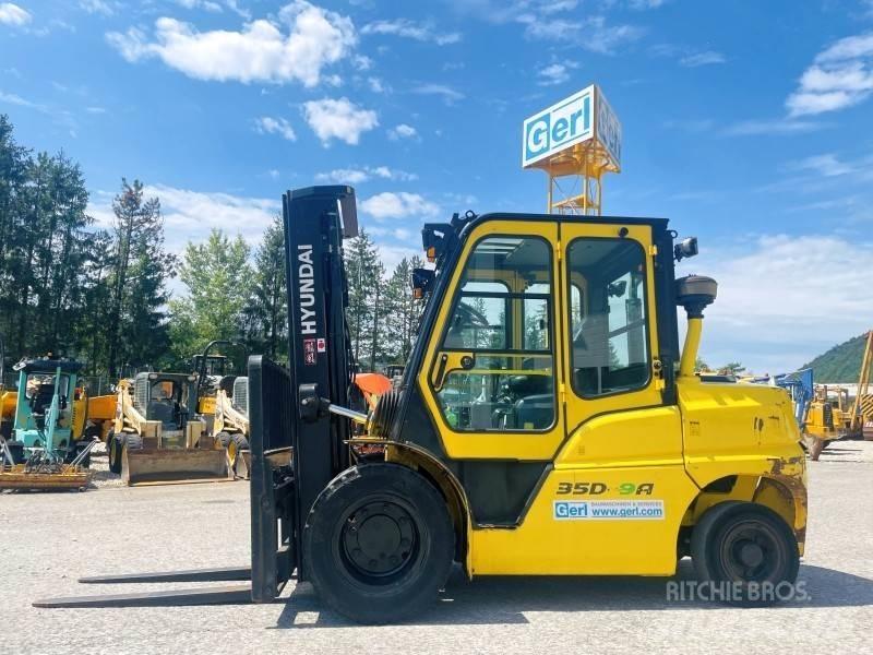 Hyundai 35D-9A Diesel Stapler