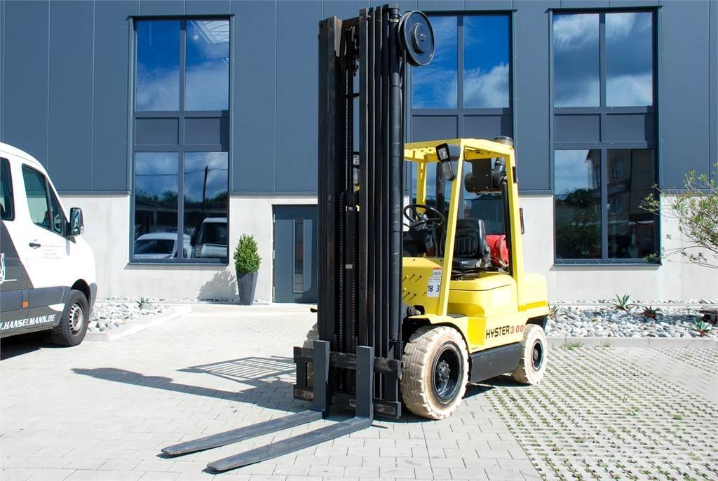 Hyster H 3-00XM Gas Stapler